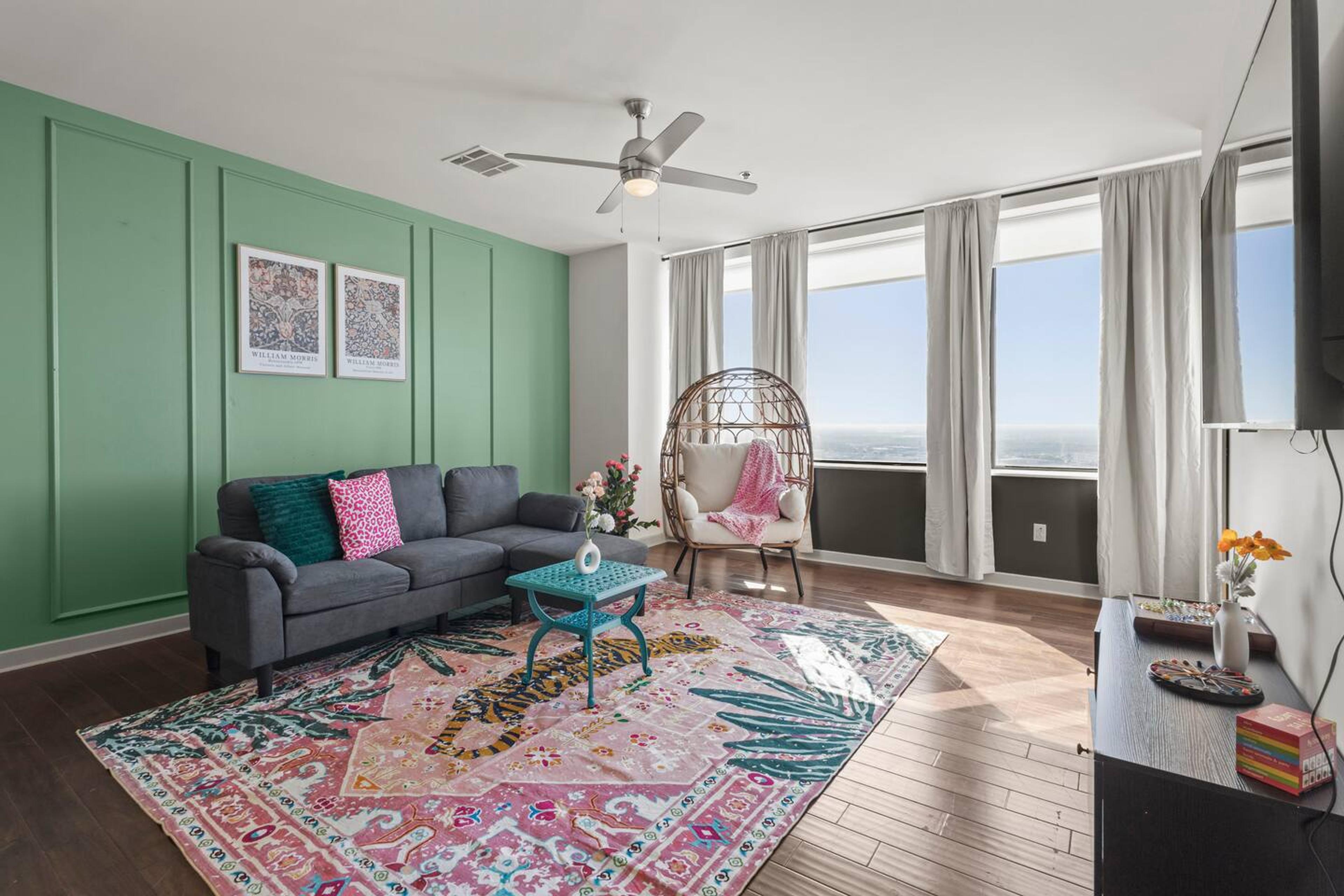 Bright & Beautiful Living Room: Relax on the comfy couch and enjoy your favorite shows on the 65" TV ️✨