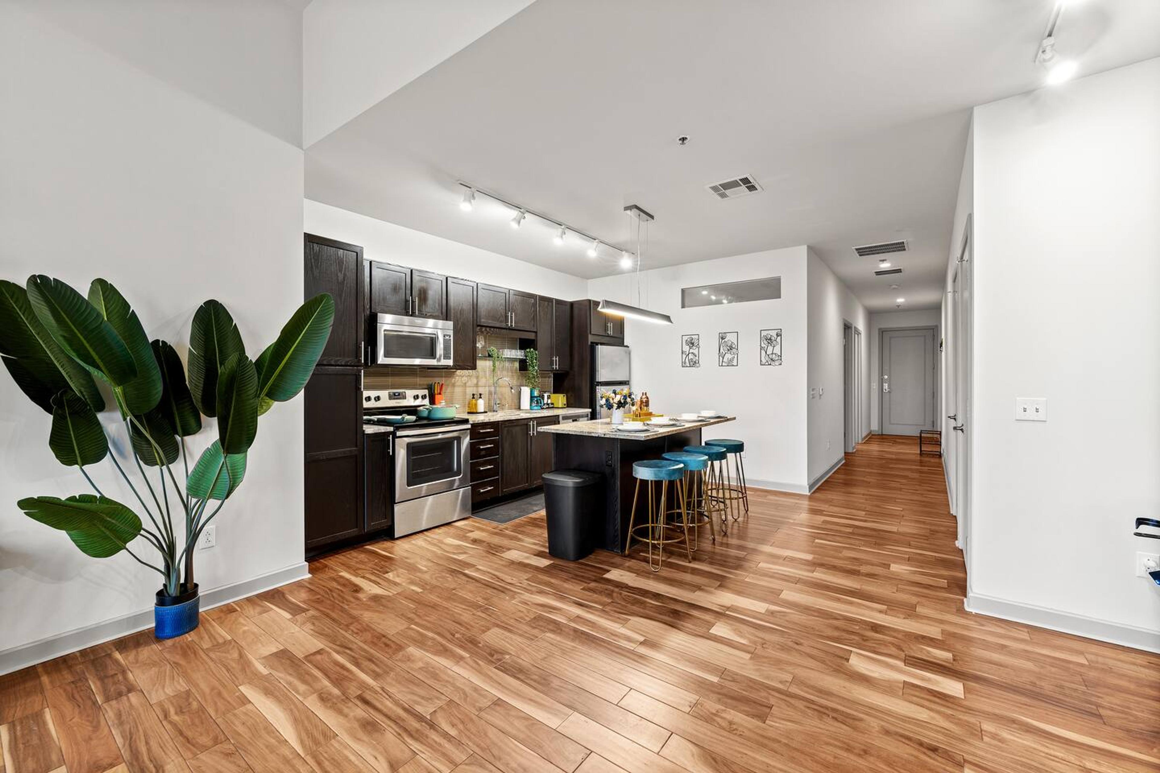 Fully equipped Kitchen: Kettle, knife set, coffee maker, cutting board, blender, electric stove, microwave, oven, spatulas, whiskers, toaster, stainless steel appliances and also fully stocked cabinets with cleaning amenities.