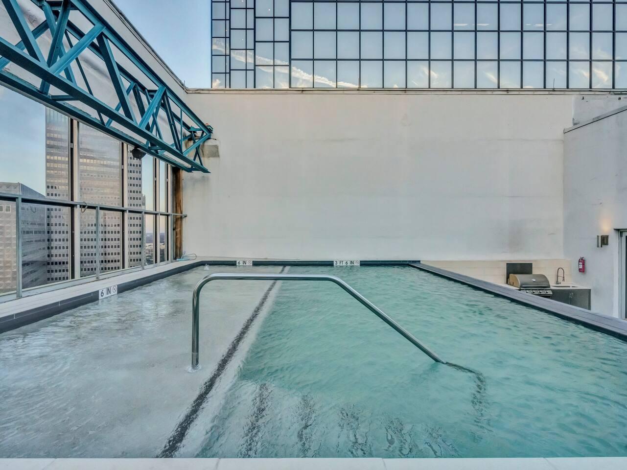 A swimming pool to chill out !