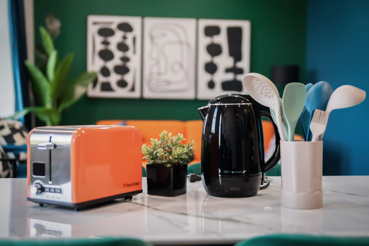Kitchen Items : Toaster, Kettle