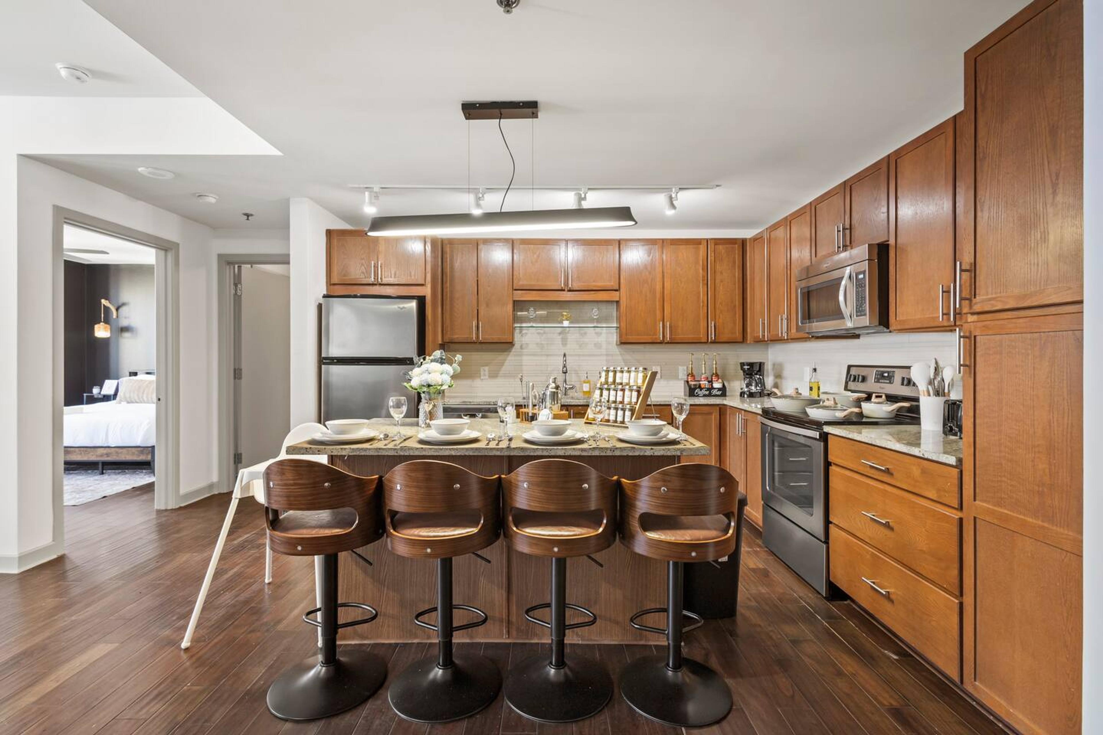 Fully equipped Kitchen: Kettle, knife set, coffee maker, cutting board, blender , stainless steel appliances with a beautiful small dining place to enjoy your meal hot!