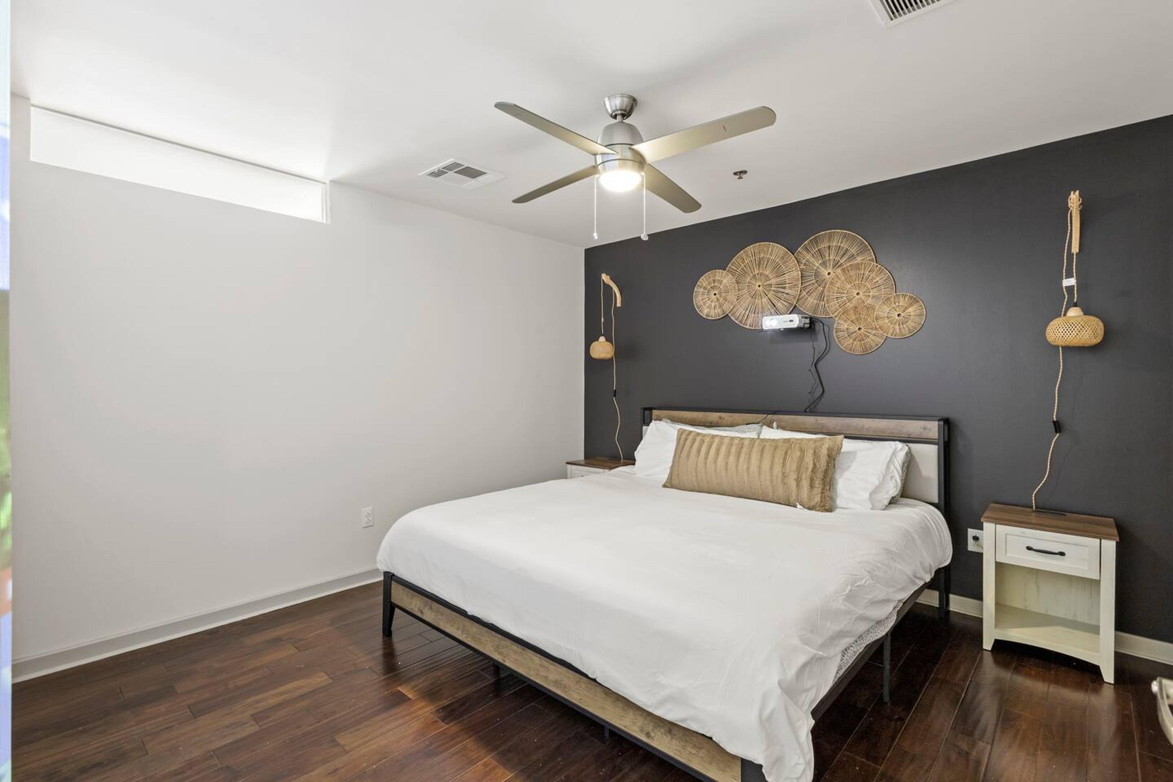 ️ Spacious Comfort: Features a king bed + foldable twin bed – sleeps 3 guests comfortably!