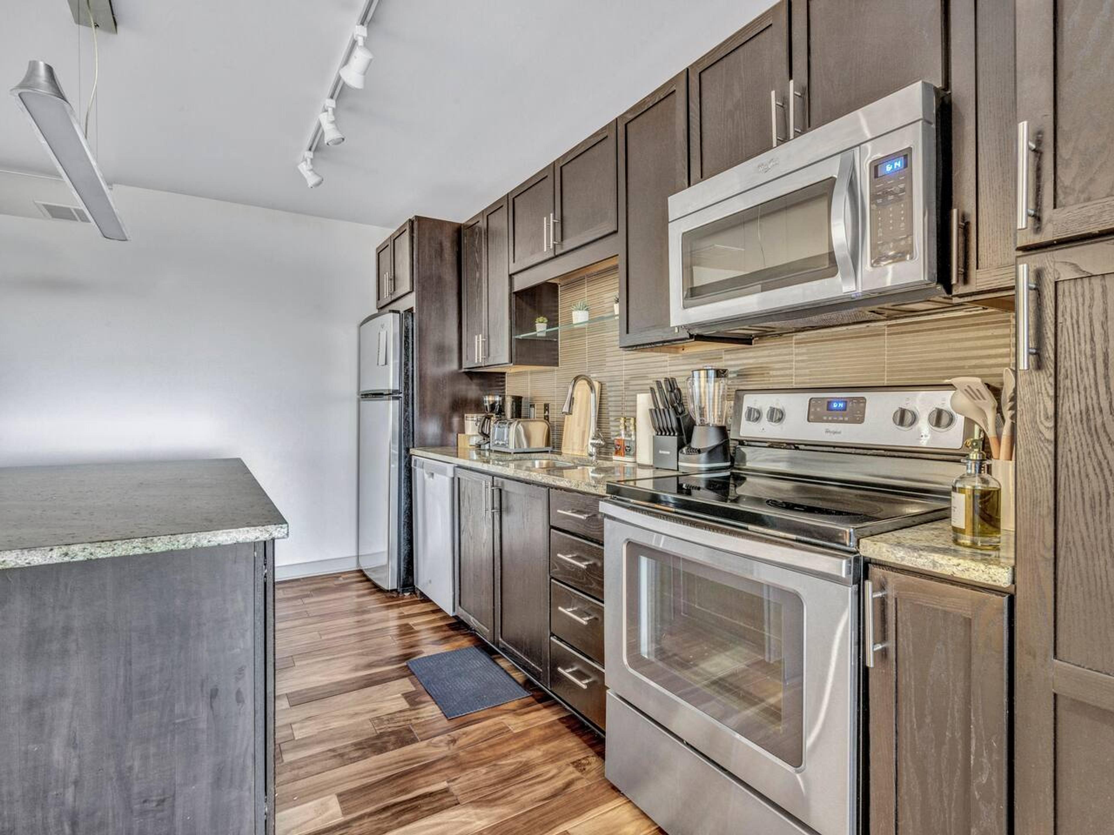 Fully equipped Kitchen: Kettle, knife set, coffee maker, cutting board, blender , stainless steel appliances