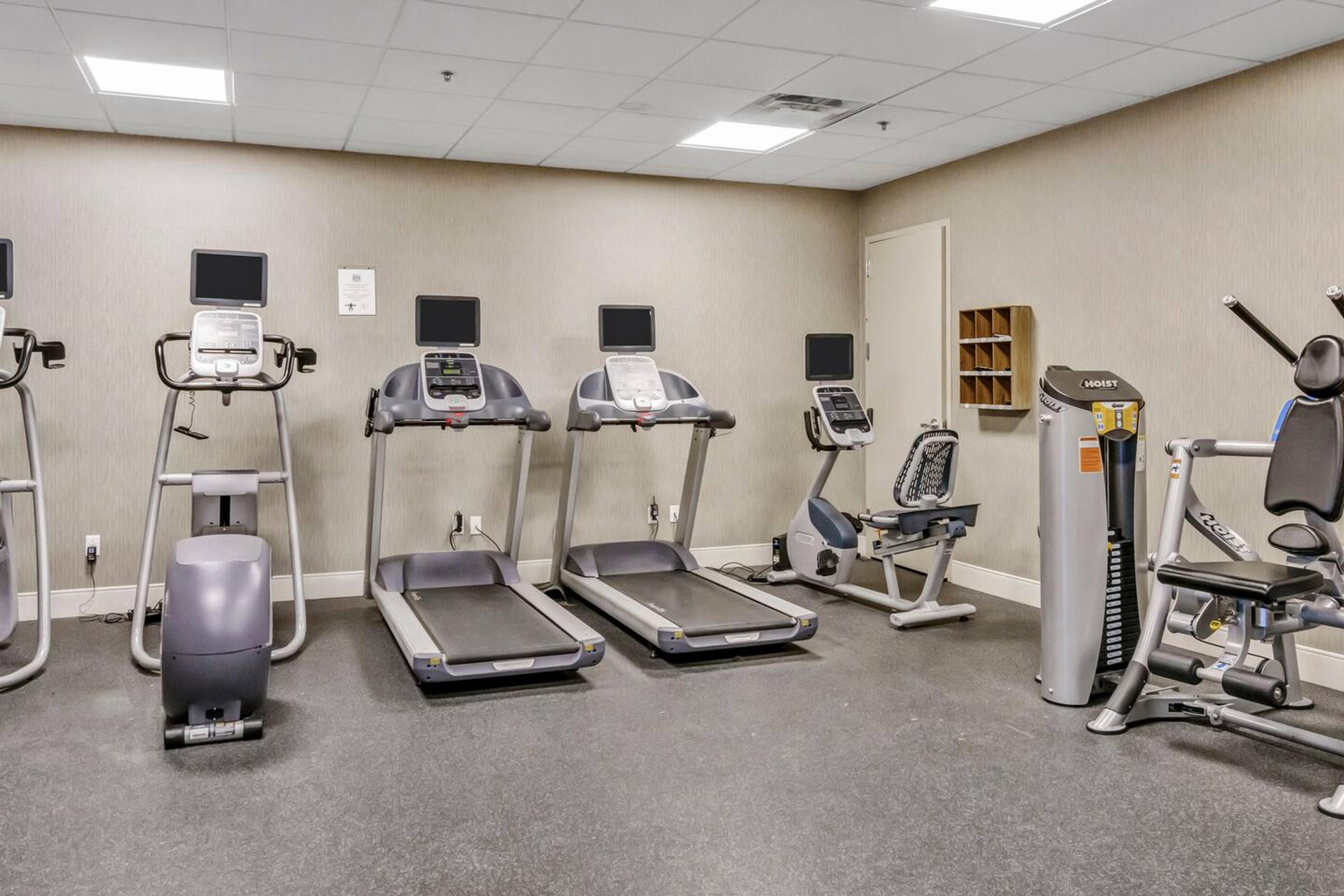 Burn all the calories in the well-equipped gym !!