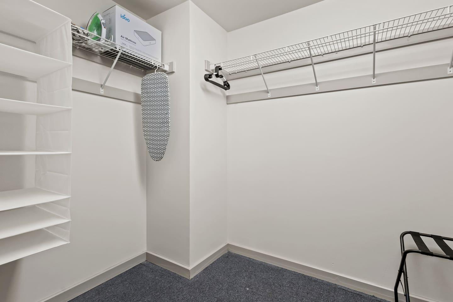 Plenty of Storage: Comes with a spacious closet to keep your belongings organized during your stay ✨