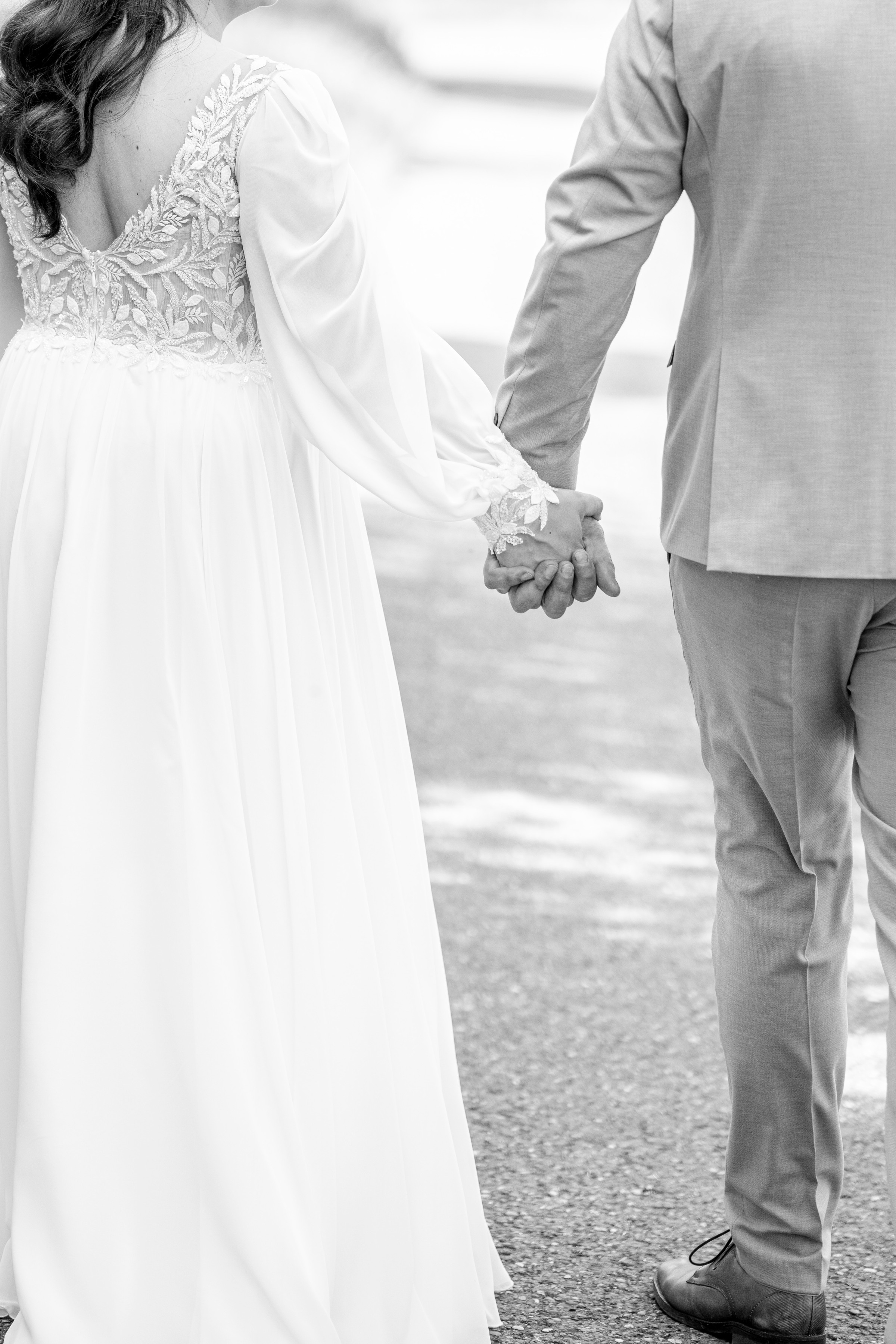 Brautpaar Hand in Hand beim gemeinsamen Spaziergang