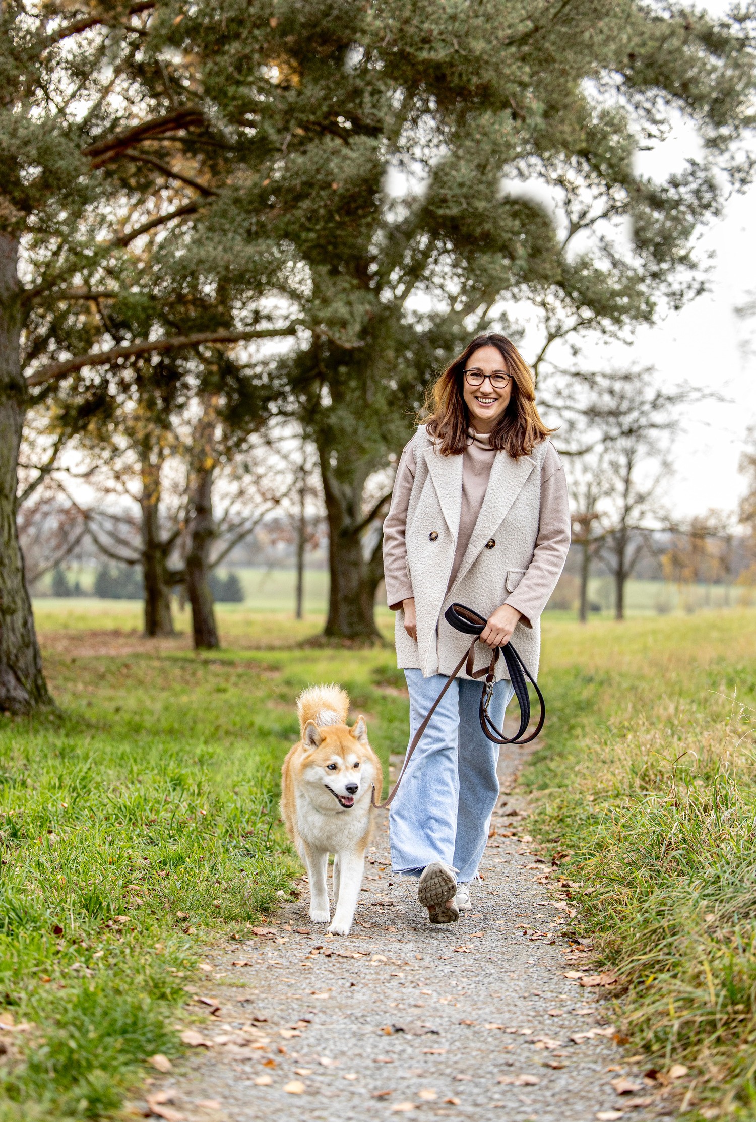 Nadine, eure Hochzeitsfotografin, beim Spaziergang mit ihrem Hund