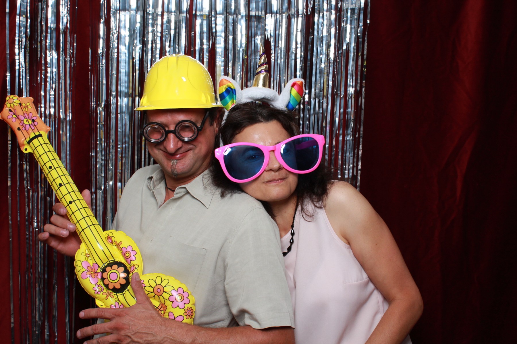 Paar mit Bauhelm, Riesenbrille und Requisiten in der Fotobox Boxxee