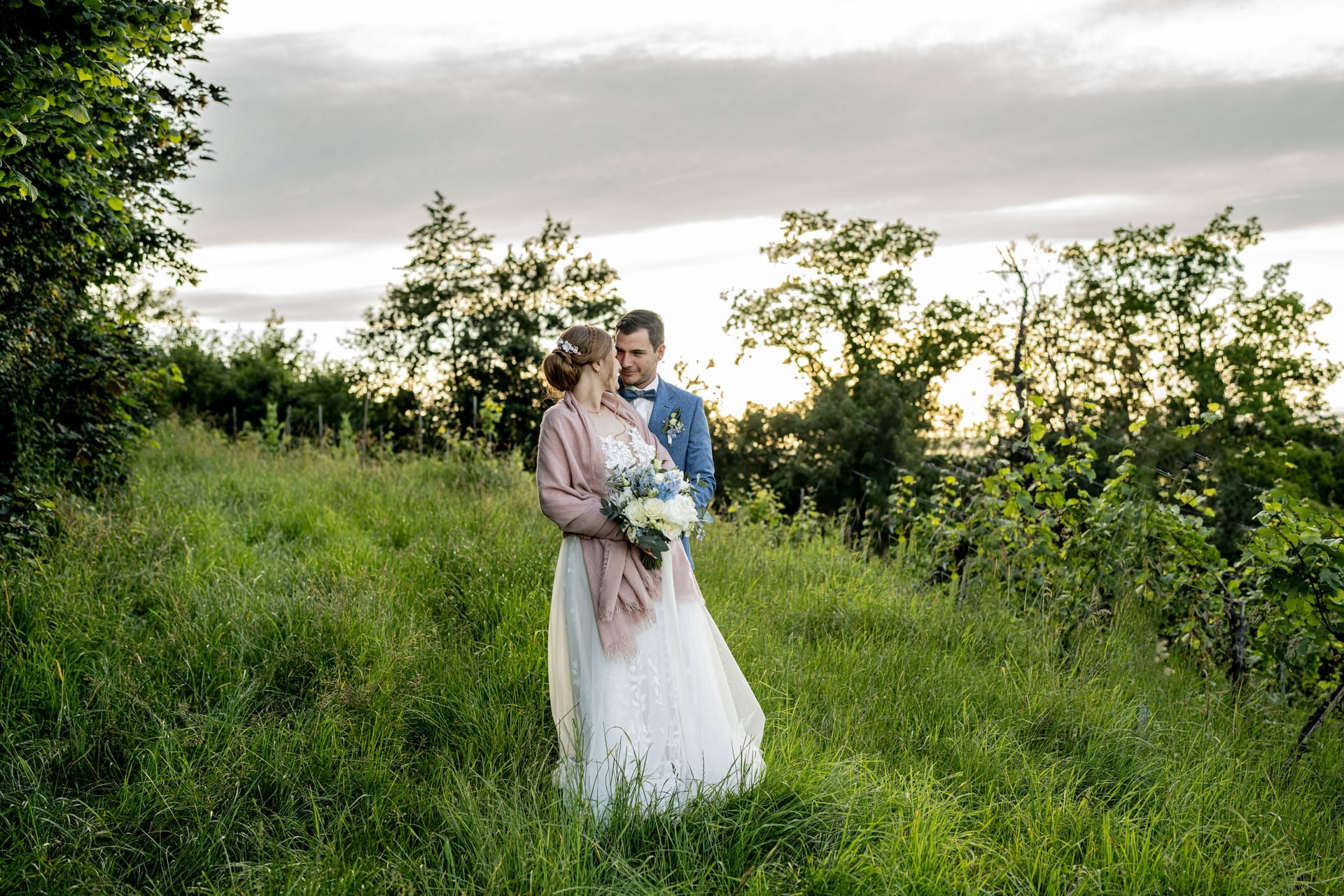 Brautpaar bei der Hochzeit – natürliche Hochzeitsfotografie