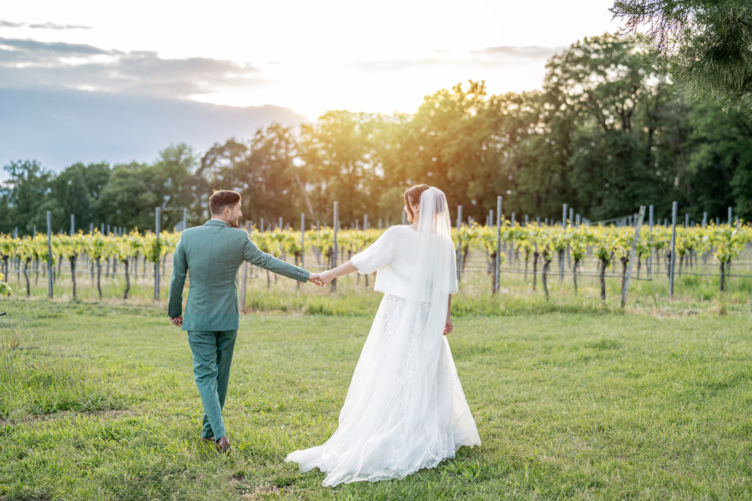 Brautpaar bei ihrer Hochzeit im Abendlicht