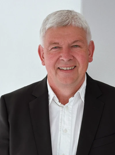 Portrait von Prof. Dr. Peter Thuy