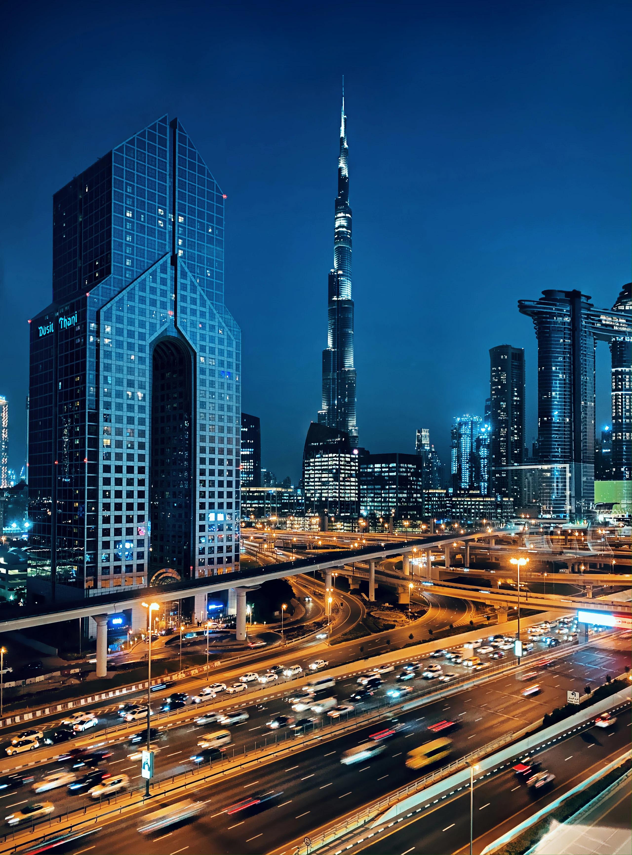 Das „Dusit Thani“ (l.) steht im Zentrum von Dubai, im Hintergrund sieht man das weltbekannte Gebäude Burj Khalifa aufragen  © Dusit International