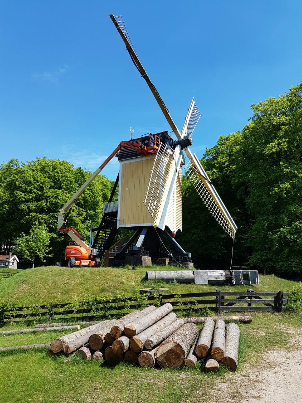 Hoogwerker bij molen