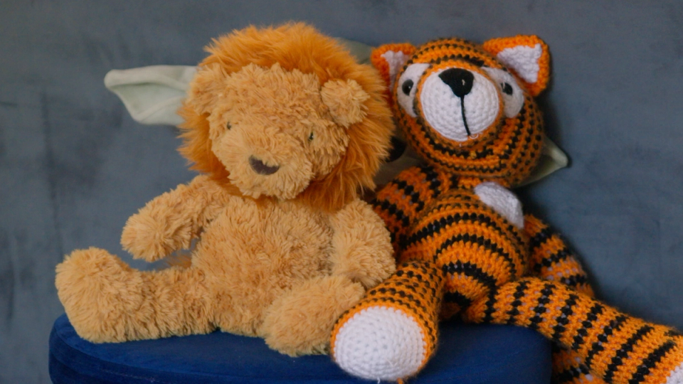 2 cuddly toys