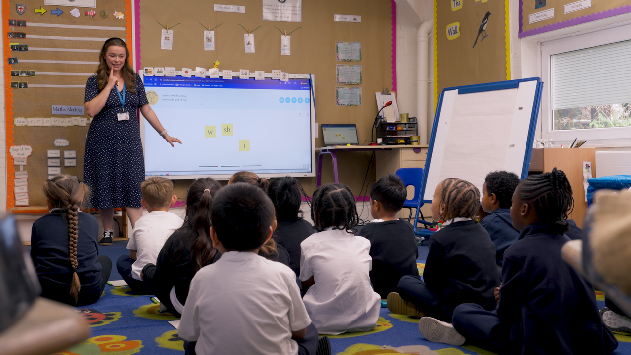 A Teacher running through a Sounds-Write lesson in her class