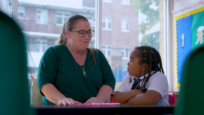 a teaching assistant in a 1-1 with a student 