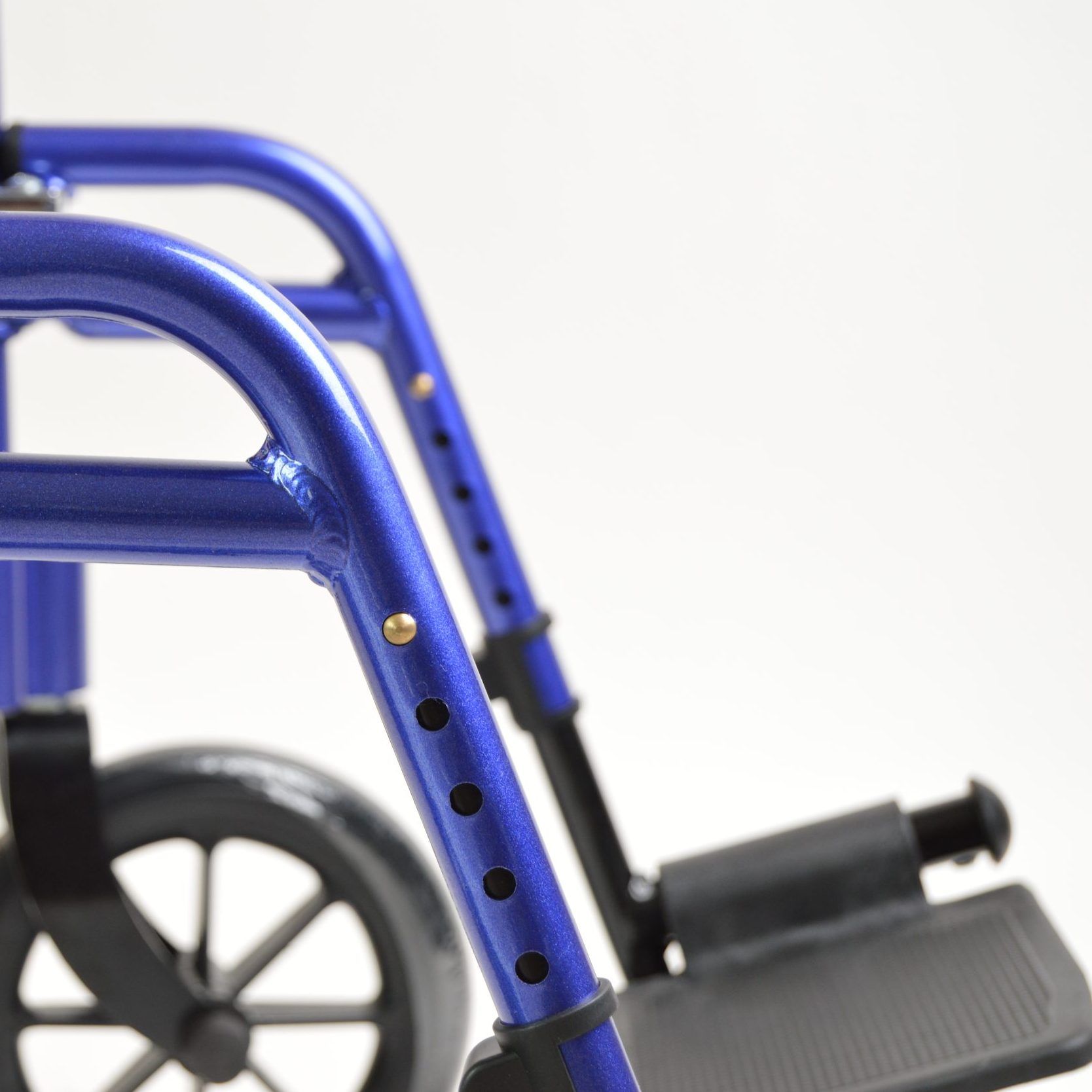 YK9093 aluminum foldable lightweight manual wheelchair half-fold backrest design greatly reduces storage volume detail