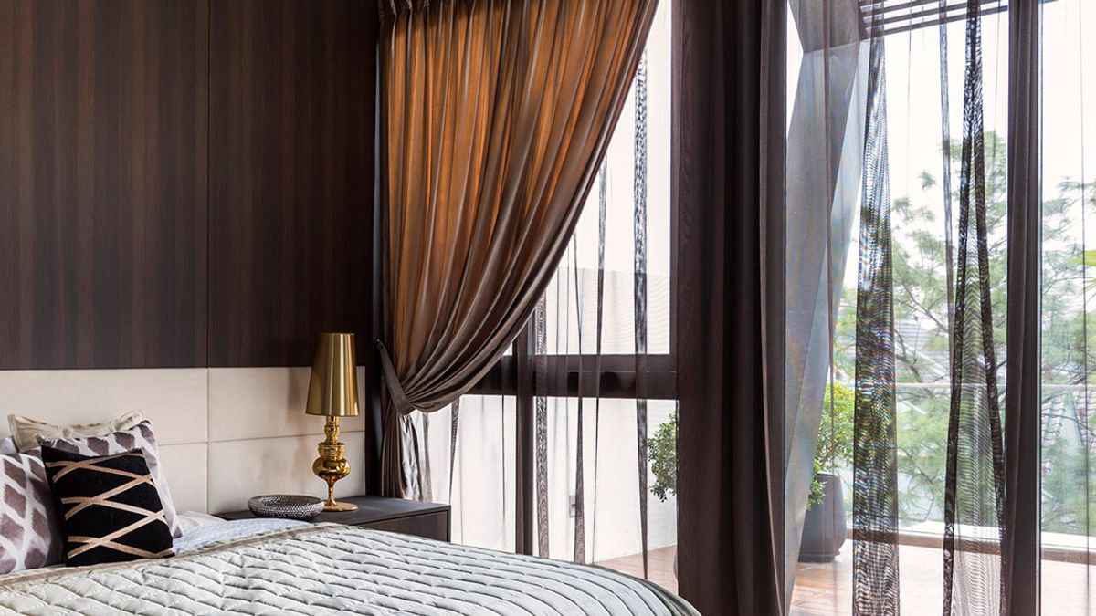 Sheer and Night curtains in a bedroom overlooking an outdoor deck