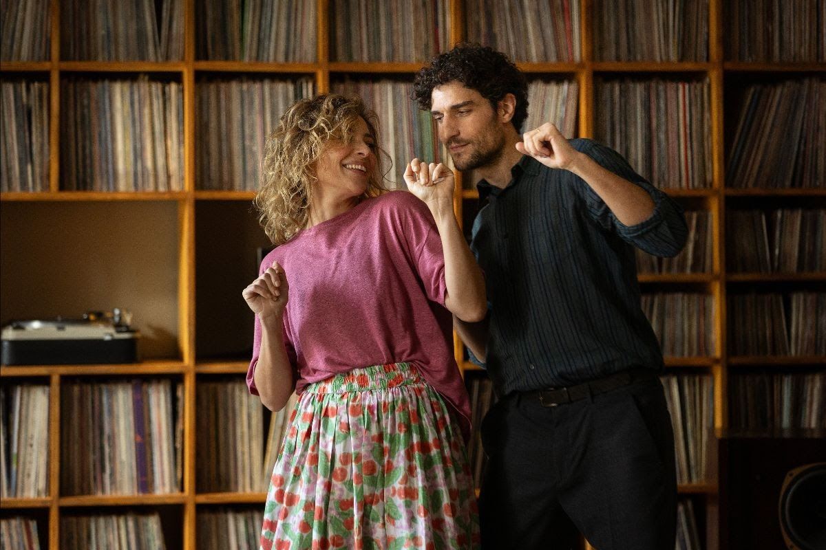 Un romántico Moretti brinda al destino en la encantadora pero menor 'Sucederá esta noche'