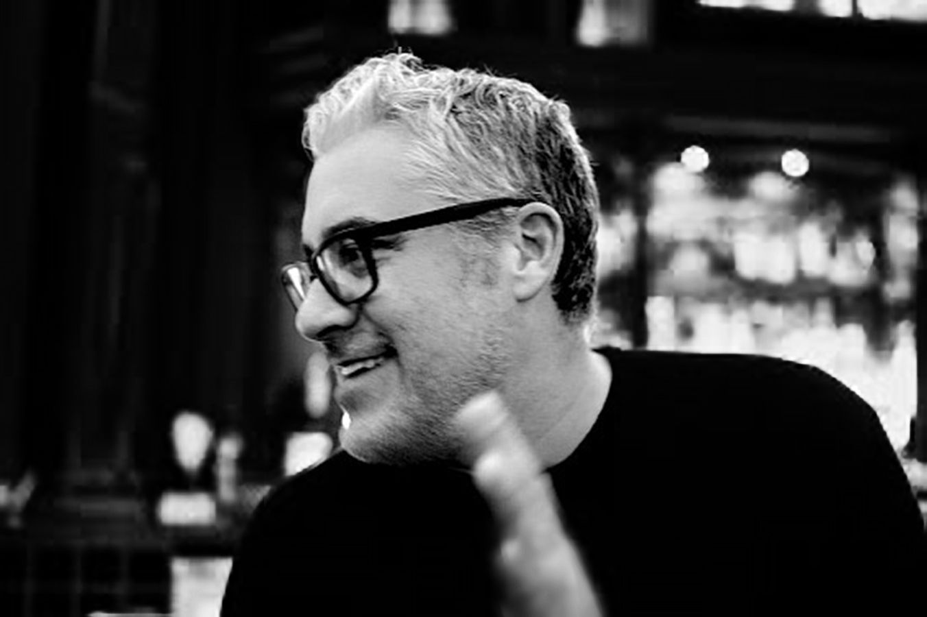 Rolin Jones: “Intentar recrear la novela era la peor adaptación: había ...
