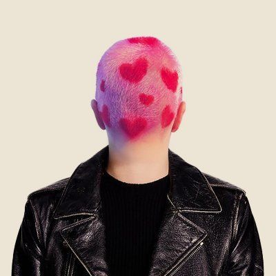 Artistic photo of Manon Gruaz, with pink hair and hearts