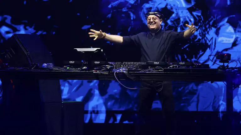 Cura DJ homenajeó en la Plaza de Mayo con una fiesta que unió música y espiritualidad, convocando a cientos de personas.