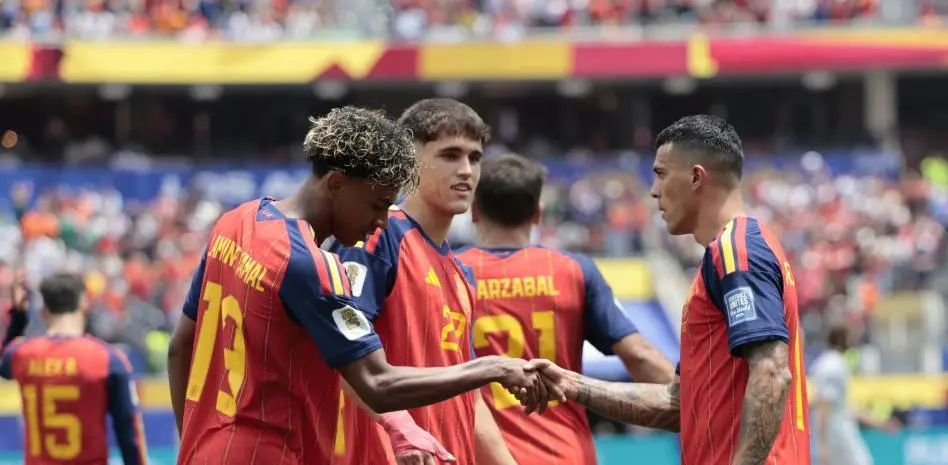 España gustó, goleó y clasificó a octavos