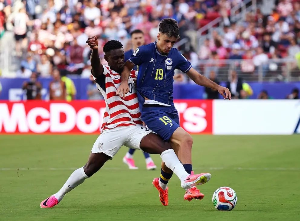 Estados Unidos hizo lo suyo y clasificó a octavos de final