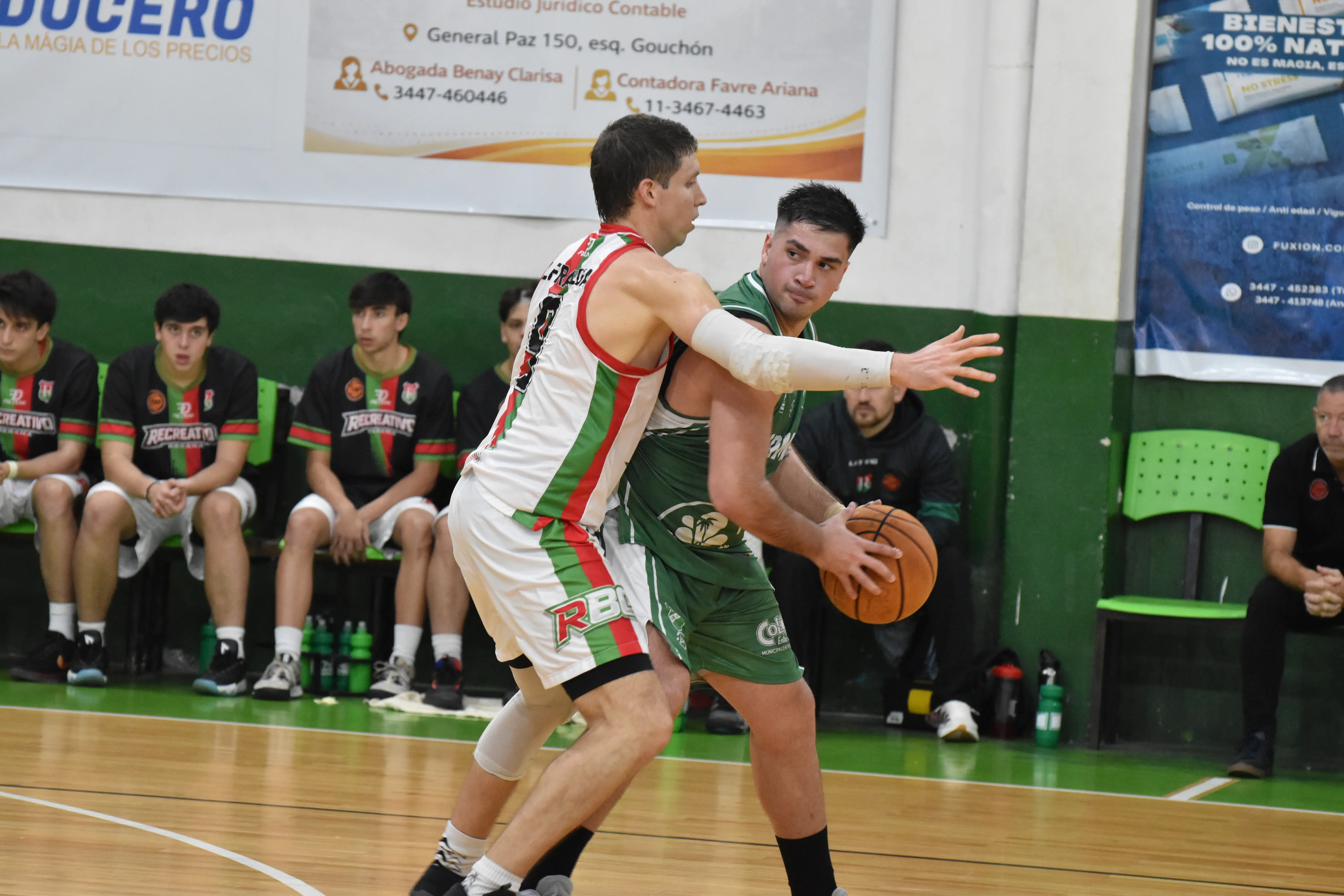 Armonía y Recreativo protagonizaron un intenso duelo en la Liga Federal de Básquet, con un partido parejo y dinámico que se definió en los minutos finales. 