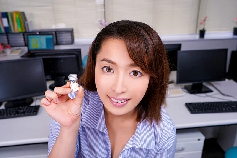 【VR】超画質革命！即ズボ！！オフィスでデカ丸尻の女上司に媚薬を飲まされ逆キメパコ中出し性交 篠崎かんな