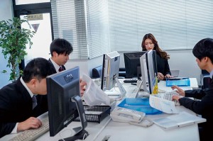 終電を逃した憧れの女上司と…におう蒸れたアソコを互いに舐め合い我慢できずにヌルっと挿入 背徳の居残りオフィスで残務処理 小谷舞花 ギャラリー 2