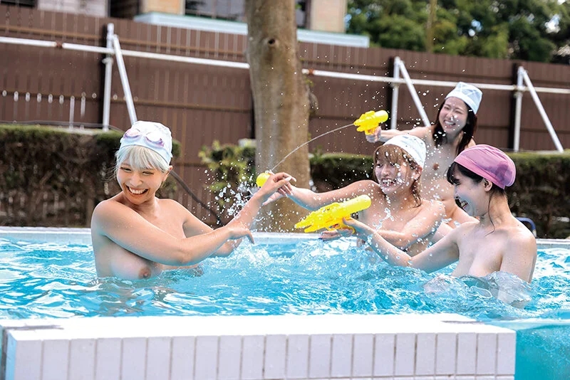 全裸通学の村 平然と学生生活を謳歌する一人の女子生徒を丸裸にするべく、記者として僕は密着した。 乙アリス