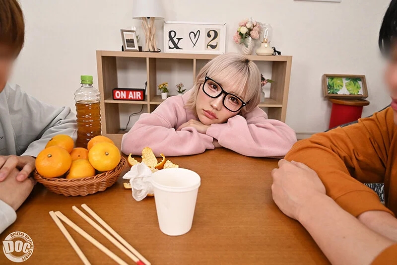 【VR】「寒いしダルくて出れない」無気力ギャルとコタツ王様ゲームで密着汗だくSEX 春陽モカ