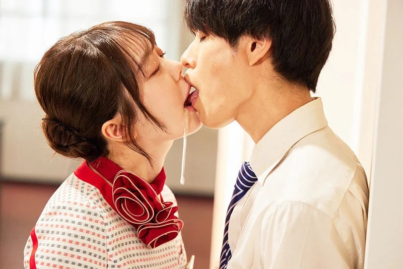 友達の彼氏は私のモノ。彼女に愛されている男だけを狙う美人受付嬢の唾液ベチョ舐めマーキング接吻 百瀬あすか