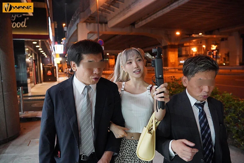 「イイって言うまで射精（だ）すなよ？」パンピーどM男をとっ捕まえてコリコリ乳首ジャック！手コキ寸止め焦らし痴女のナマパコ散歩 春陽モカ