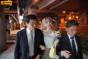 「イイって言うまで射精（だ）すなよ？」パンピーどM男をとっ捕まえてコリコリ乳首ジャック！手コキ寸止め焦らし痴女のナマパコ散歩 春陽モカ ギャラリー 1