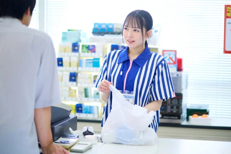 【VR】【8K】10年来の仲が良い地元のハメ友とコンビニバイトの休憩中にラブホ代わりに身勝手ヌキヌキタイム猿のように汗だくでSEXした側道沿いの真夏の田舎コンビニ。 西元めいさ