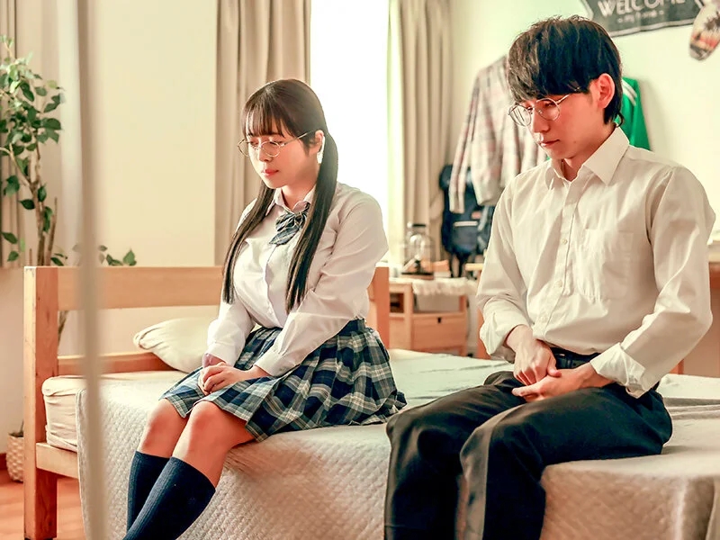 どうしても夏休み中に童貞を捨てたくて幼なじみと初体験したらSEXの気持ち良さにお互いどハマりしてしまい宿題放ったらかしで三日三晩ハメまくった 羽月乃蒼