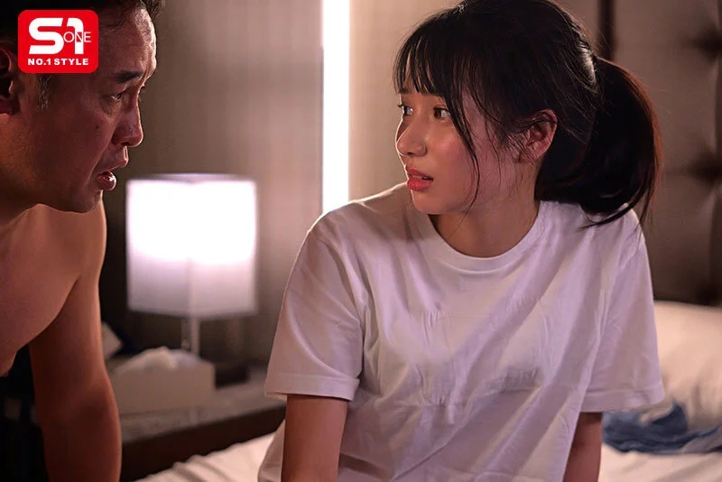 終電逃してセクハラ店長とまさかの相部屋…朝まで続くキモい性交に不覚にも感じてしまった汚れを知らないバイトちゃん 榊原萌