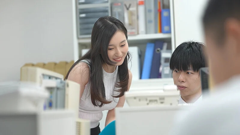 洗脳啓発まいんどふぁっかー 地味OLが催●パワーで制御不能の痴女モンスター化し男を圧倒…ッ！休日返上でチ◎ポ骨抜き中w 月野かすみ