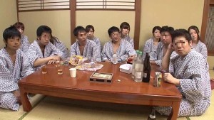 一般男女モニタリングAV 妻なら愛する旦那のチ●ポ当ててみて！温泉旅行に来ていた町内会のみなさまが夫婦で挑戦！巨乳ぞろいの人妻たちがご近所さんの中から旦那チ●ポを見つけて中出しセックスできたら100万円！…のはずが間違えて…。合計6SEX 6中出し！！ in箱根温泉 ギャラリー 1