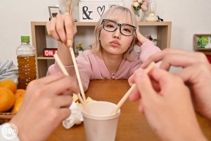 【VR】「寒いしダルくて出れない」無気力ギャルとコタツ王様ゲームで密着汗だくSEX 春陽モカ ギャラリー 3