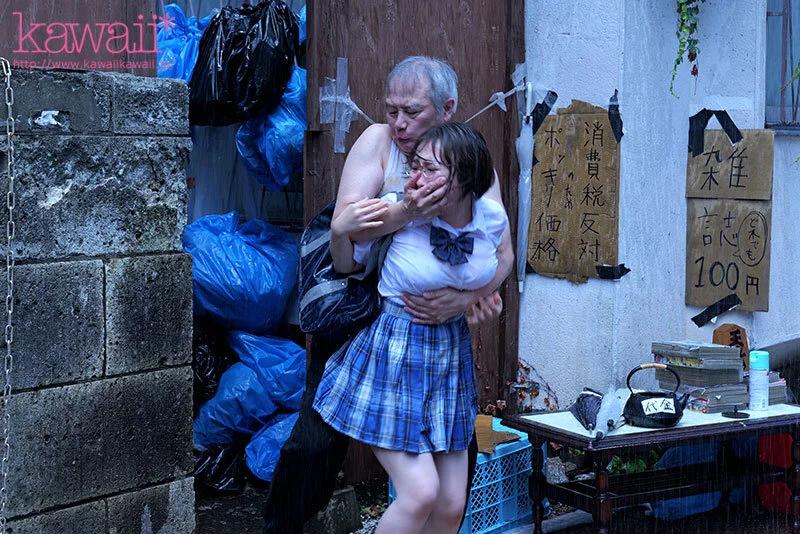 隣人のゴミ部屋で異臭中年おやじに抜かずの連撃中出し49発で監禁調教孕まされた塩対応メガネ制服女子の末路… 宍戸里帆 ギャラリー 3