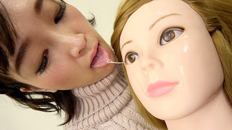 マネキンをベロでしゃぶりつくす美女
