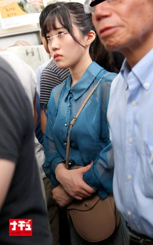 電車の中でインナーを抜き取られ透け巨乳を見られる羞恥で抵抗できないシアーシャツ女子 ギャラリー 8