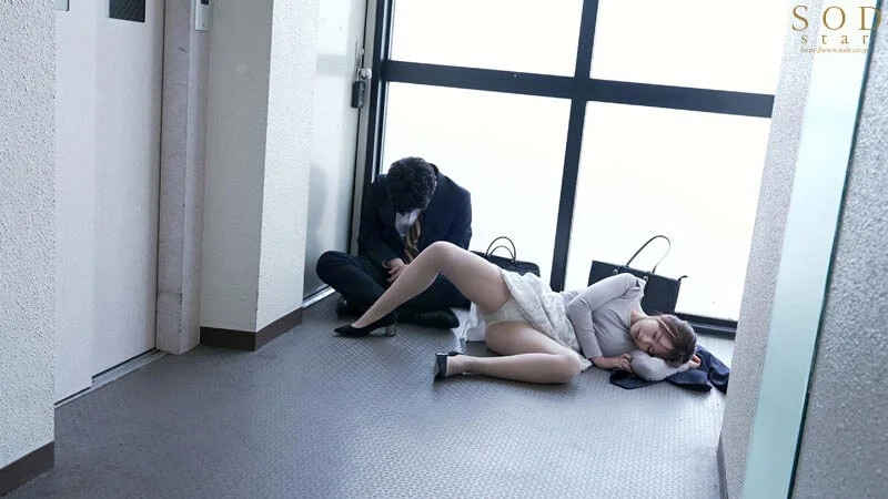 毎週土曜日、必ず俺の家の目の前で潰れている迷惑カップル。泥●中の彼氏の目を盗みだらしない彼女を1ヵ月かけて【オートマイキ（全自動絶頂）】するまで開発した。小倉由菜