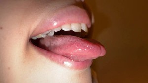 【個人撮影】横山夏希の舌ブラシで「汚舌苔」採取 ギャラリー 3