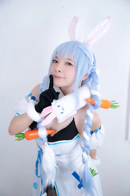 美少女コスプレイヤーさんの本性めくれるド淫乱痴女化！！情熱的汗だく3P中出しセックス！！【2キャラ収録！！】