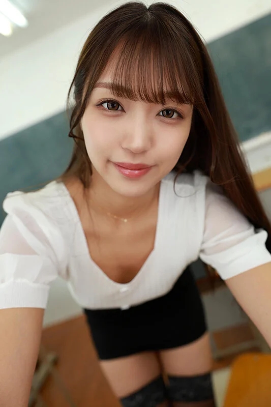 【VR】誰もいない教室で響き渡る汁だく杭打ち音 生徒の絶倫若ち●ぽを離さないビッチ女教師 木下ひまり