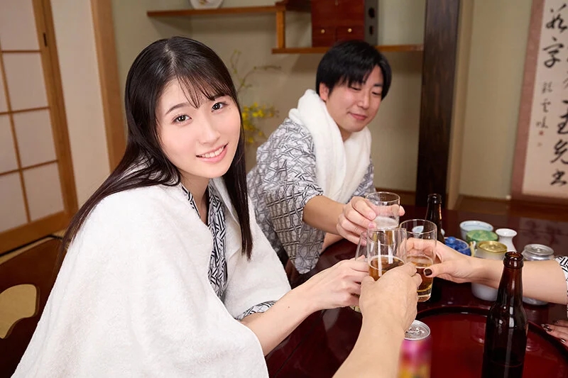 【VR】【8K VR】全視野180°超天井特化＜極＞ 友人夫婦と4人で温泉旅行。皆が寝付いた夜。友人の奥さんが僕を誘惑してきて逆夜●い。布団の中で汗だくこっそり内緒のお互いW不倫中出し！ 沙月ふみの